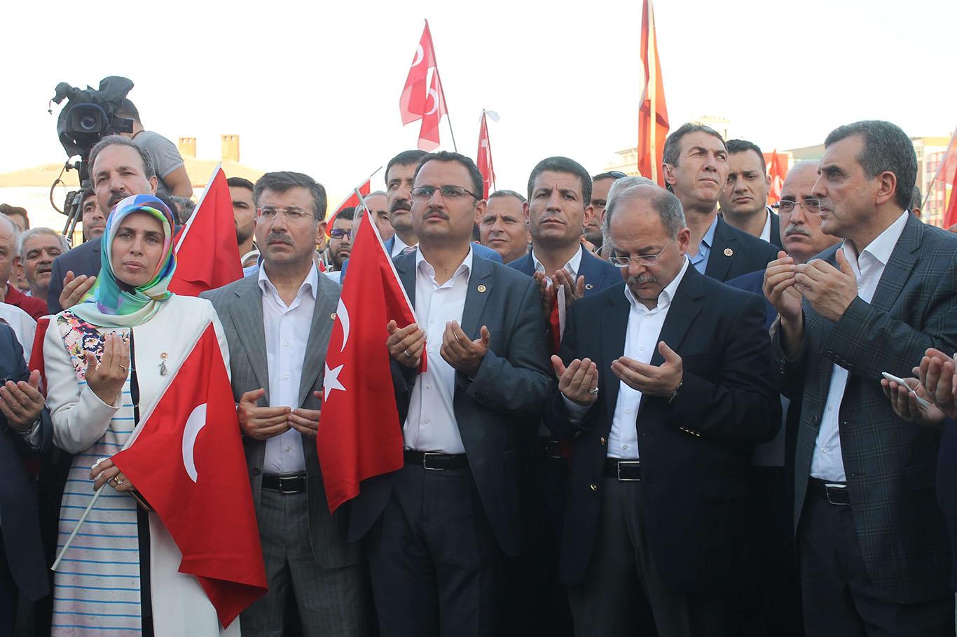Şanlıurfalılar Rabia Meydanına akın etti Şanlıurfalılar Rabia Meydanına akın etti